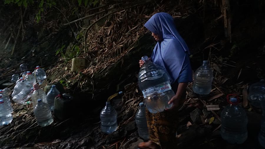Air yang diambil warga ini untuk memenuhi kebutuhan minum dan memasak. (Bloomberg Technoz/Andrean Kristianto)