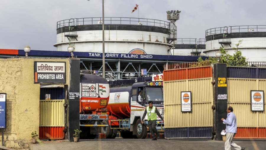 Tangki minyak Indian Oil Corp. di Navi Mumbai, Maharashtra, India. (Fotografer: Dhiraj Singh/Bloomberg)