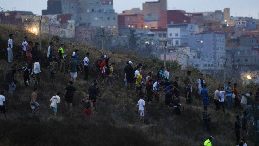 Migrain yang ingin menembus perbatasan, Ceuta, Spanyol. (Sumber; Bloomberg)