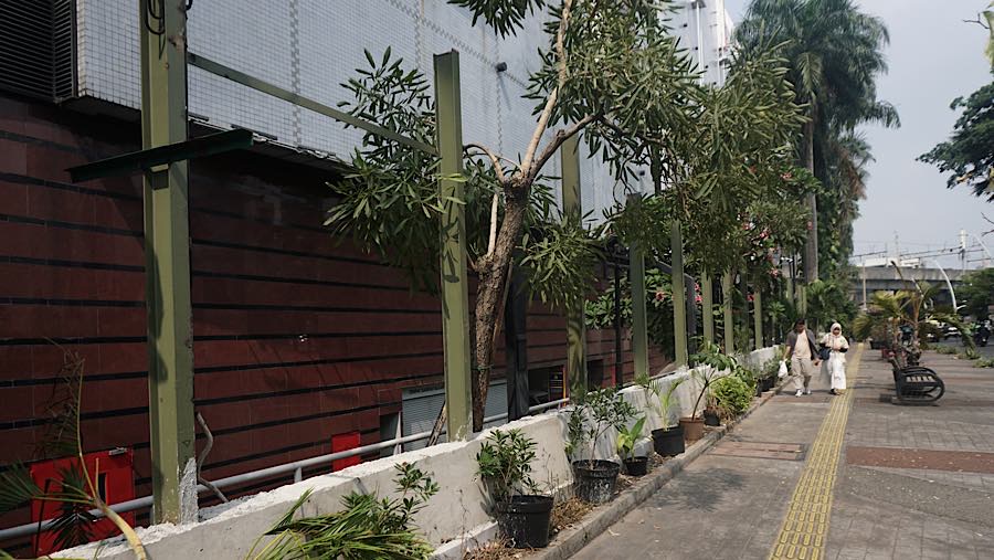 Warga berjalan di jalur pedestrian di kawasan Blok M Plaza, Jakarta, Senin (3/8/2026). (Bloomberg Technoz/Andrean Kristianto)
