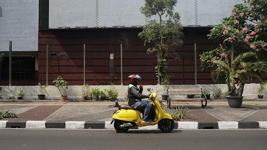 Kendaraan melintas di kawasan Blok M Plaza, Jakarta, Senin (3/8/2026). (Bloomberg Technoz/Andrean Kristianto)