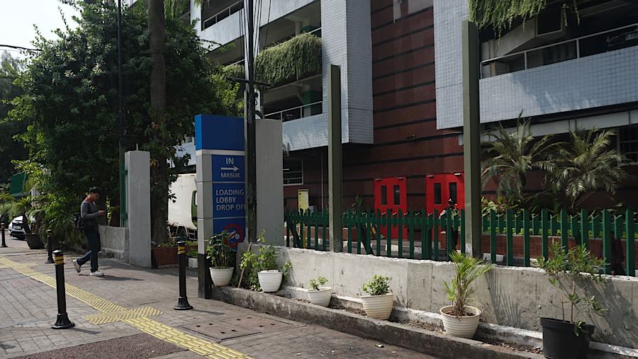 Namun, berdasarkan pantauan, pagar itu belum terbentang, meski tiang penyangganya sudah berdiri. (Bloomberg Technoz/Andrean Kristianto)