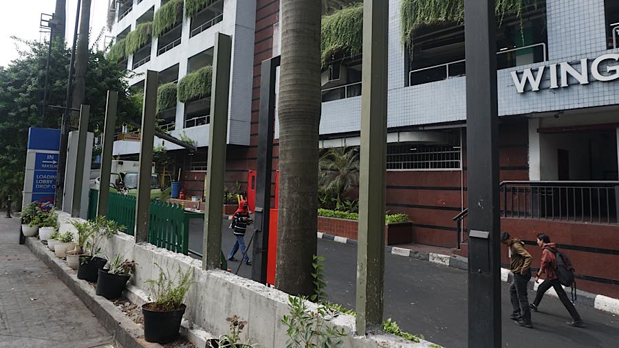 Berdasarkan pantauan Bloomberg Technoz, Senin (3/8), Blok M Plaza juga membangun pagar tinggi di Jakarta. (Bloomberg Technoz/Andrean Kristianto)