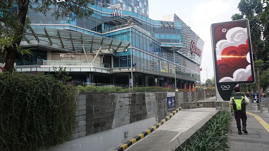 Pagar besi yang sebelumnya terpasang di Mal Kota Kasablanka kini sudah tidak terlihat. (Bloomberg Technoz/Andrean Kristianto)