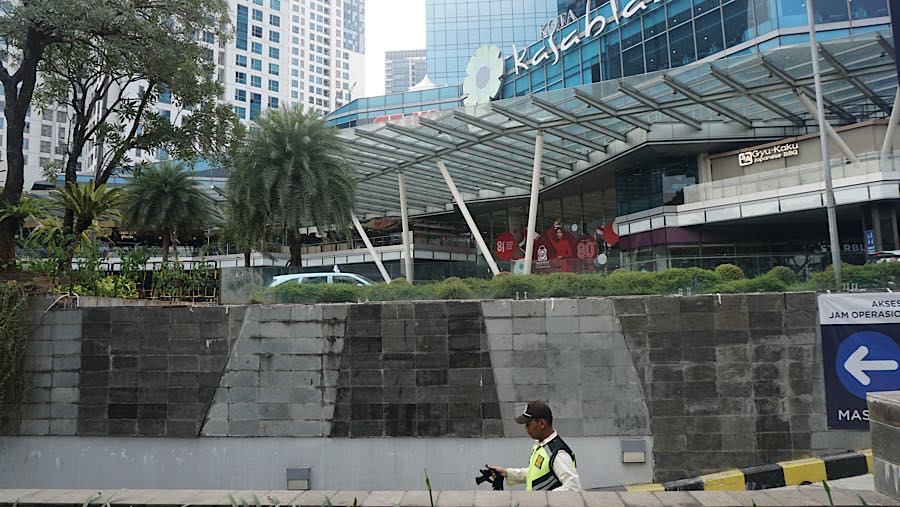 Meski pagar telah hilang, jejak keberadaannya masih terlihat. Sejumlah angkur besi bekas dudukan pagar masih menancap di tembok beton.