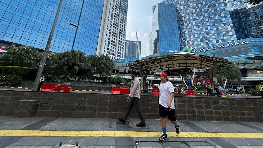 Sebelumnya Mal Kota Kasablanka juga telah membangun pagar tinggi. (Bloomberg Technoz/Andrean Kristianto)