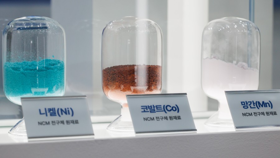 Nikel (kiri), kobalt (tengah), dan mangan dipamerkan di pameran InterBattery di Seoul, Korea Selatan./Bloomberg-SeongJoon Cho