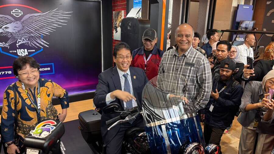 Menteri Keuangan Purbaya Yudhi Sadewa mengunjungi Booth di Gaikindo Indonesia International Auto Show, Selasa (4/8/2026). (Bloomberg Technoz/ Lisa)