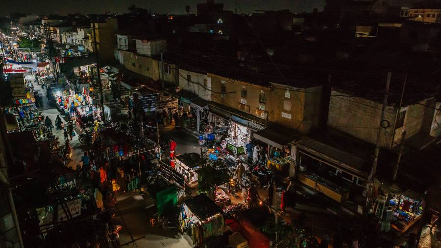 Pasar yang diterangi oleh sumber daya listrik alternatif saat terjadi pemadaman listrik di Karachi. (Asim Hafeez/Bloomberg)