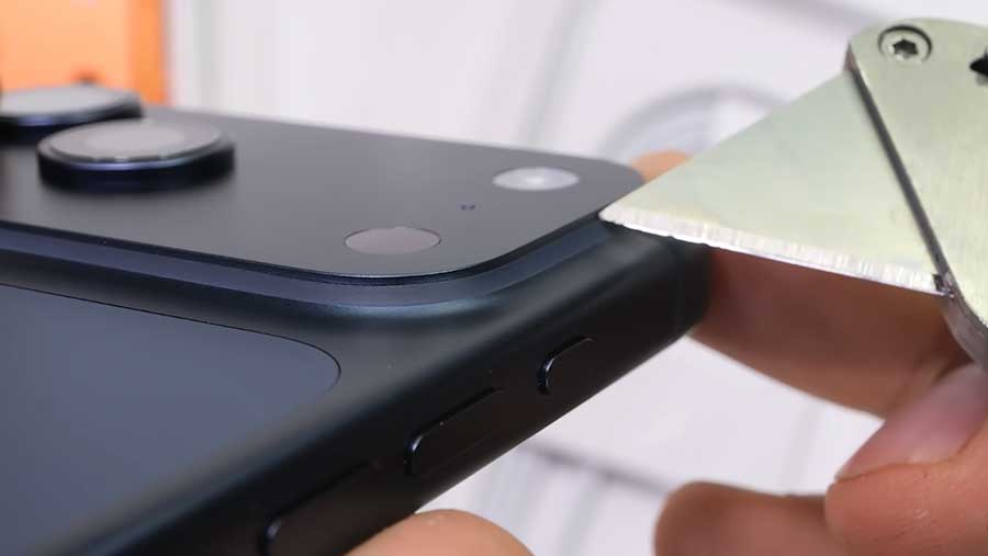 Uji tes material iPhone 17 Pro (YouTube JerryRigEverything)