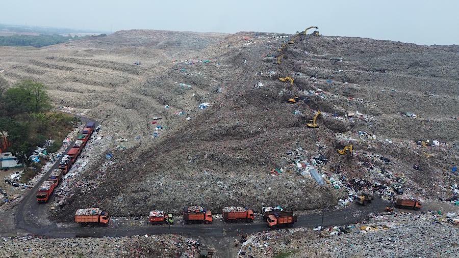 Pemerintah menargetkan proses transisi berjalan hingga 2029, ketika TPST Bantargebang nantinya hanya menerima sampah residu.