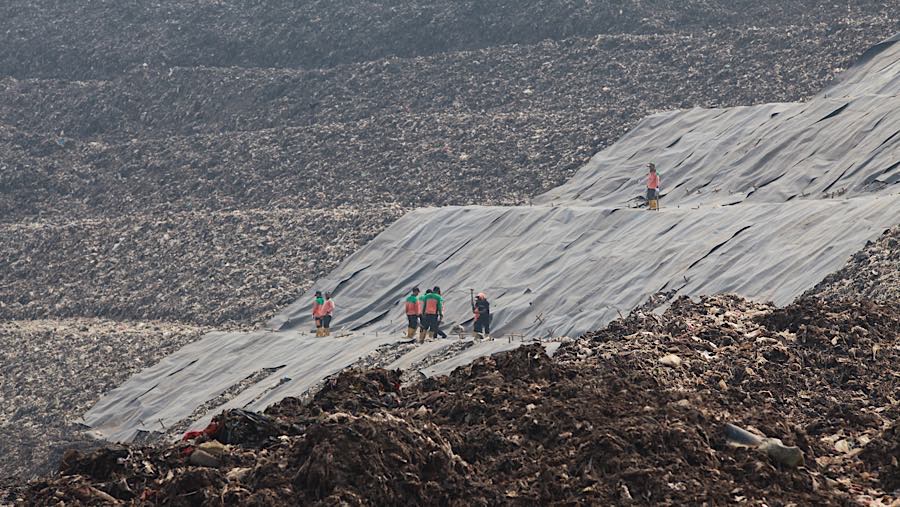 Sistem pembuangan terbuka atau open dumping di Tempat Pengolahan Sampah Terpadu (TPST) Bantargebang mulai dihetikan pada 1 Agustus 2026.