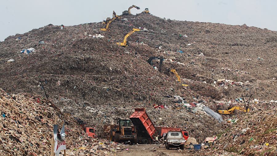 Pemerintah Provinsi DKI Jakarta mulai mengubah cara sampah dikelola, dari sekadar dibuang menjadi dipilah dan diolah sejak dari sumbernya.