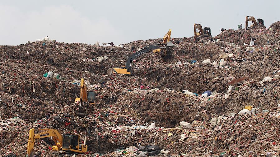 Melalui aturan tersebut, pola lama pengelolaan sampah yang selama ini dikenal dengan konsep “angkut lalu buang” mulai ditinggalkan.