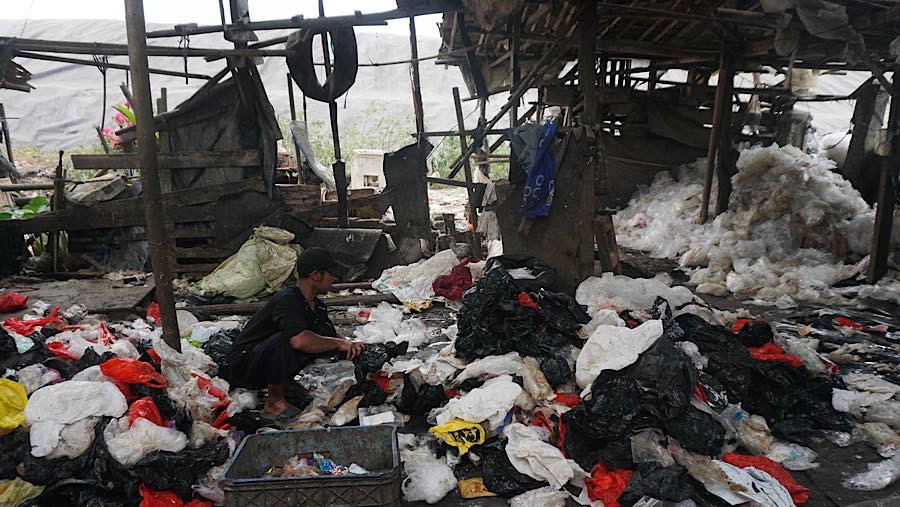 Mereka mengatakan pendapatannya turun hingga separuh dibandingkan sebelum pembatasan jumlah sampah masuk diberlakukan. (Bloomberg Technoz/Andrean K)