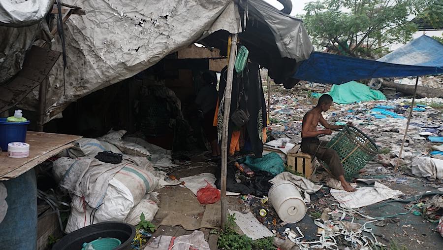 Mereka khawatir karena akses terhadap sampah yang masih memiliki nilai ekonomi semakin terbatas. (Bloomberg Technoz/Andrean Kristianto)