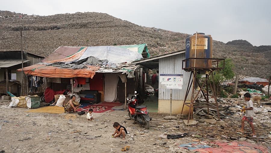 Bagi para pemulung, berkurangnya jumlah sampah yang masuk berarti berkurangnya peluang mendapatkan barang bernilai jual. (Bloomberg Technoz/Andrean K)