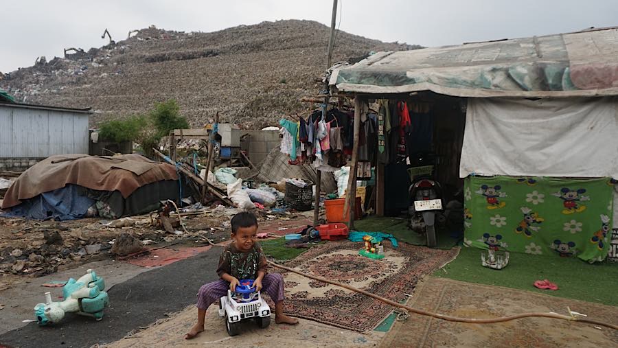Warga beraktivitas di pemukiman dekat Tempat Pembuangan Sampah Terpadu (TPST) Bantargebang, Bekasi, Selasa (4/8/2026). (Bloomberg Technoz/Andrean K)