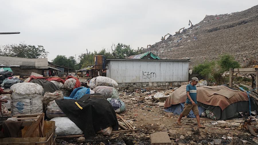 Kekhawatiran itu muncul lantaran ke depan hanya sampah residu yang tidak dapat diolah lagi yang akan dikirim ke TPST Bantargebang. (Bloomberg Technoz)