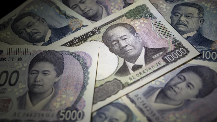 Mata uang Yen pecahan 10.000 dan 5.000. dok: Bloomberg