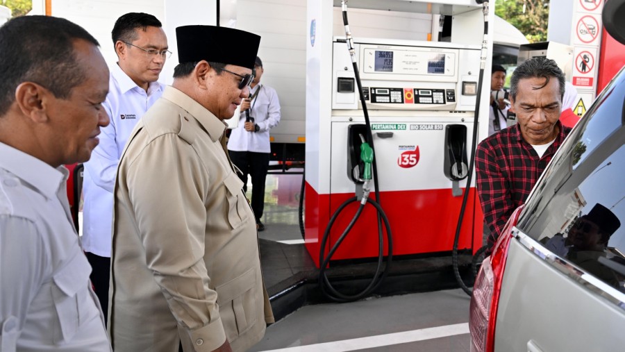 Presiden Prabowo Subianto meninjau implementasi B50 di Rest Area KM57. Sumber: Kemensetneg RI