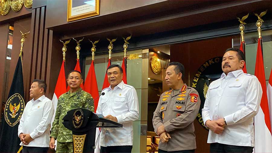 Menkopolkam bersama Kapolri, Jaksa Agung, Panglima TNI, dan Kepala BIN. (Dovana Hasiana/Bloomberg Technoz)