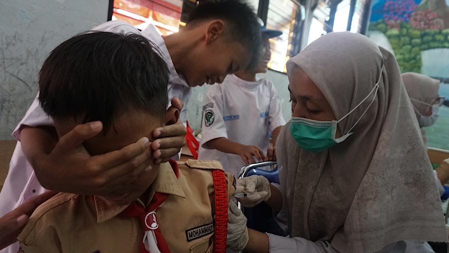 Petugas kesehatan menyuntikkan vaksin Human Papillomavirus (HPV) ke siswa di SDN Palmerah 09, Rabu (5/8/2026). (Bloomberg Technoz/Andrean Kristianto)