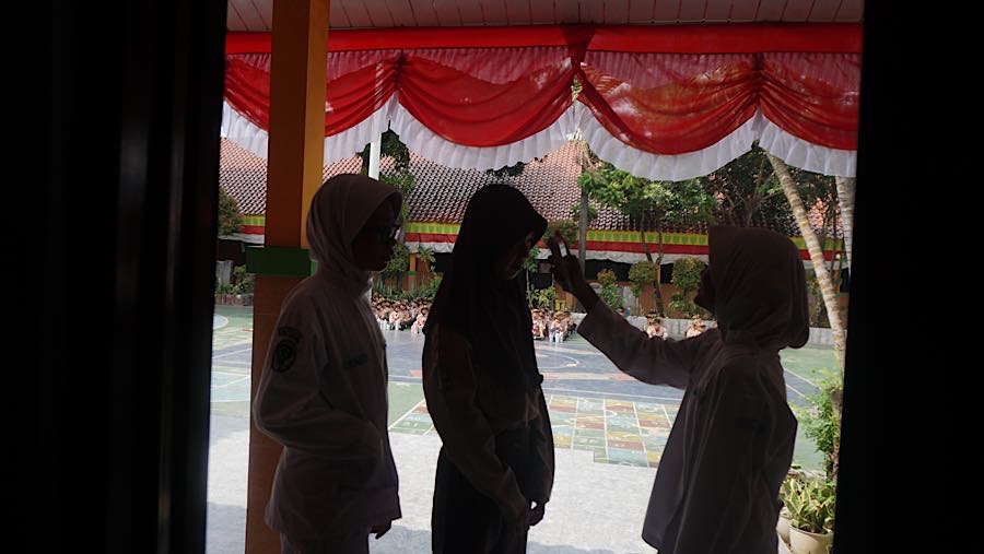 Siswa melakukan pemeriksaan suhu badan di SDN Palmerah 09, Rabu (5/8/2026). (Bloomberg Technoz/Andrean Kristianto)