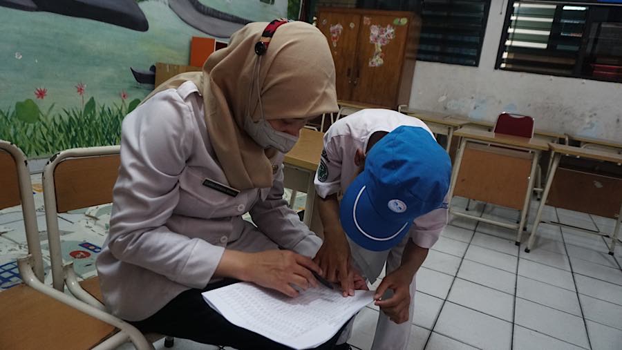 Pemerintah Kota (Pemkot) Jakarta Barat (Jakbar) menggelar vaksinasi Human Papillomavirus (HPV) bagi murid laki-laki. (Bloomberg Technoz/Andrean K)