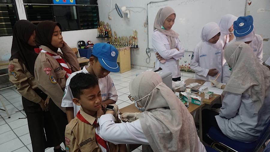 Kegiatan ini merupakan pertama kalinya vaksin HPV bagi anak laki-laki kelas 5 usia 11 tahun. (Bloomberg Technoz/Andrean Kristianto)
