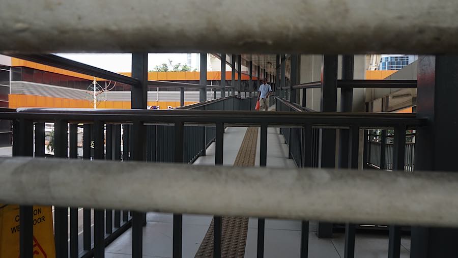 Letaknya yang berdekatan, tetapi tidak saling terhubung, kerap membingungkan pejalan kaki yang melintas. (Bloomberg Technoz/Andrean Kristianto)