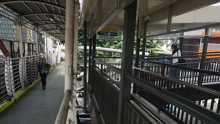 Warga melintas di JPO Rasuna Said, Jakarta, Rabu (5/8/2026). (Bloomberg Technoz/Andrean Kristianto)