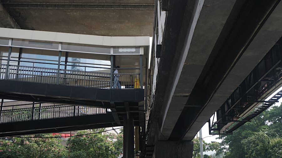 JPO pertama merupakan fasilitas penyeberangan milik Pemerintah Provinsi DKI Jakarta yang telah lebih dahulu dibangun. (Bloomberg Technoz/Andrean)