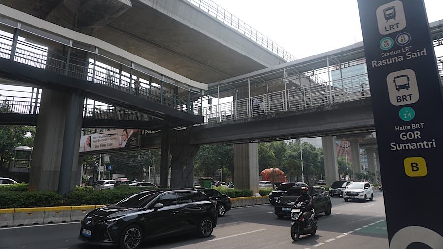 Keberadaan dua JPO di Rasuna Said yang berdiri berdampingan menjadi sorotan publik. (Bloomberg Technoz/Andrean Kristianto)