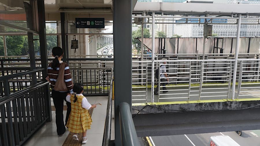 Dua JPO tersebut dibangun pada waktu berbeda dengan fungsi yang tidak sama.  (Bloomberg Technoz/Andrean Kristianto)