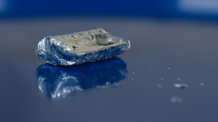 Sampel galium di gudang penyimpanan logam tanah jarang dan bahan baku milik Tradium GmbH, yang dioperasikan oleh Metlock GmbH./Bloomberg-Alex Kraus