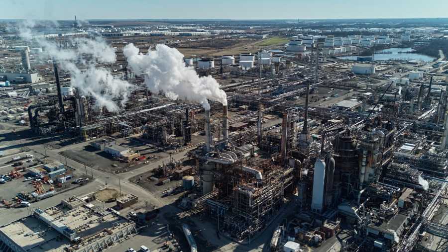 Kilang Minyak Phillips 66 Bayway di Linden, New Jersey. (Bing Guan/Bloomberg)