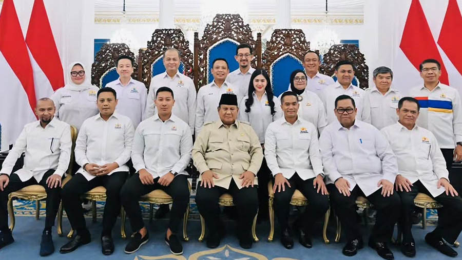 Pengusaha sekaligus Ketua Umum Kadin Sulawesi Tenggara Anton Timbang foto bersama Presiden Prabowo di Istana Negara. (IG Setkab)