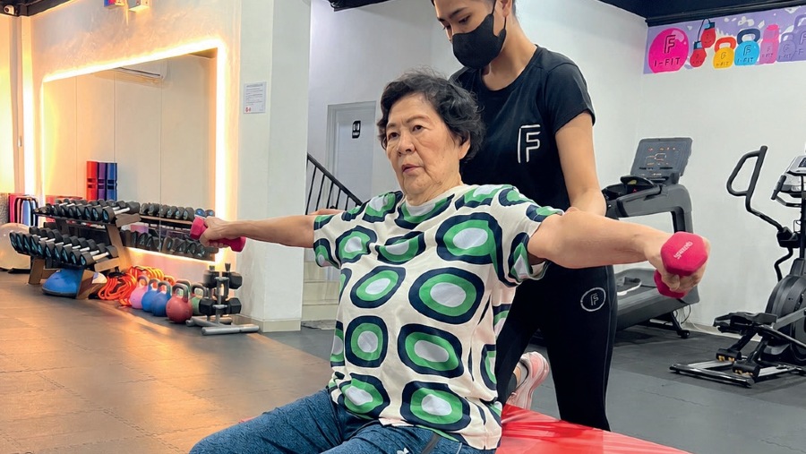 Seorang lansia sedang melakukan gym di I-Fit Indonesia. Fotografer: Bloomberg Businessweek Indonesia