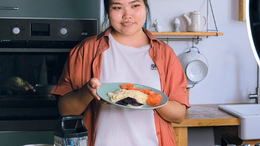 Seorang influencer sedang mendemonstrasikan cara memasak di dapur rumah, disiarkan secara liveFoto: Anna Shvets/Pexels