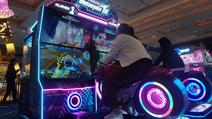 Pengunjung mencoba wahana permainan pada Fun Asia Expo 2026 di JIExpo Kemayoran, Kamis (6/8/2026). (Bloomberg Technoz/Andrean Kristianto)