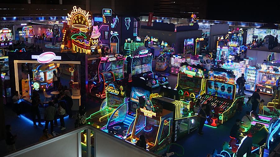 Pengunjung mencoba wahana permainan pada Fun Asia Expo 2026 di JIExpo Kemayoran, Kamis (6/8/2026). (Bloomberg Technoz/Andrean Kristianto)
