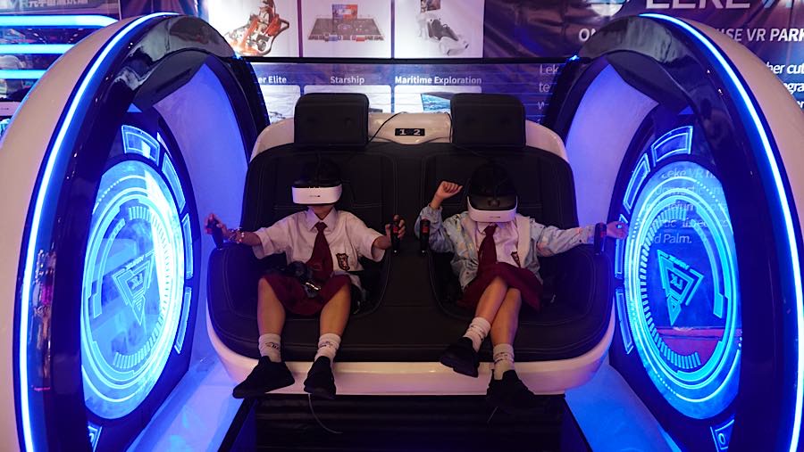 Pengunjung mencoba wahana permainan pada Fun Asia Expo 2026 di JIExpo Kemayoran, Kamis (6/8/2026). (Bloomberg Technoz/Andrean Kristianto)