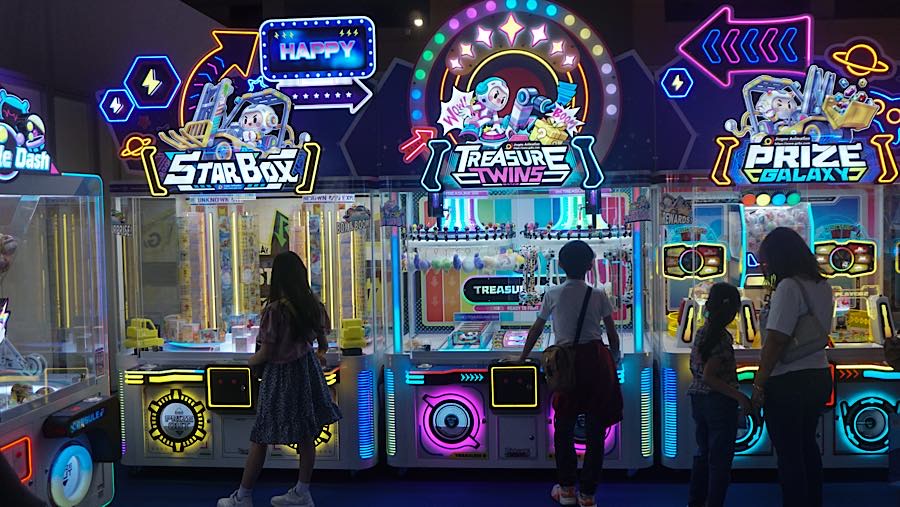 Pengunjung mencoba wahana permainan pada Fun Asia Expo 2026 di JIExpo Kemayoran, Kamis (6/8/2026). (Bloomberg Technoz/Andrean Kristianto)