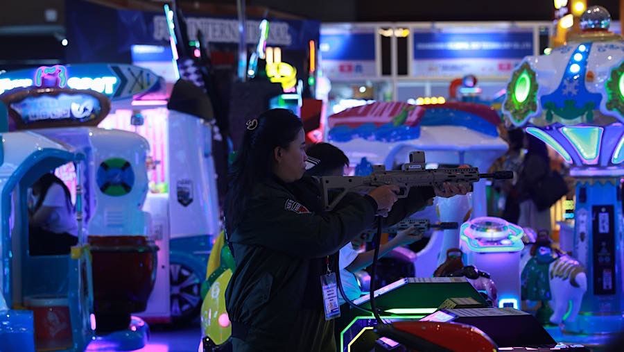 Pengunjung mencoba wahana permainan pada Fun Asia Expo 2026 di JIExpo Kemayoran, Kamis (6/8/2026). (Bloomberg Technoz/Andrean Kristianto)