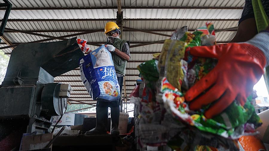 Pekerja menyelesaikan pembuatan paving blok di bengkel kerja Rebricks, Jakarta, Jumat (7/8/2026). (Bloomberg Technoz/Andrean Kristianto)