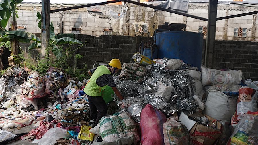 Tumpukan sampah plastik yang selama ini tidak memiliki nilai kini diolah menjadi paving blok. (Bloomberg Technoz/Andrean Kristianto)