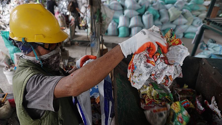 Dalam sehari, sampah plastik yang diplah sekitar 1 ton untuk dijadikan paving blok, dengan produksi yang setara sekitar 500 meter persegi.