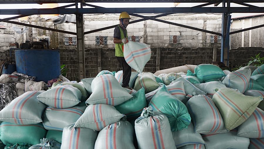 Sampah yang digunakan merupakan plastik tertolak yang tidak diterima di bank sampah, seperti bungkus mi instan, kemasan kopi, minyak goreng.