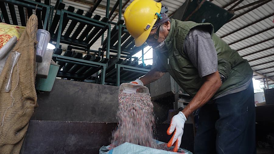 Dalam proses produksi, sampah plastik terlebih dahulu dicacah sebelum diolah menjadi bahan campuran paving blok. (Bloomberg Technoz/Andrean Kristianto